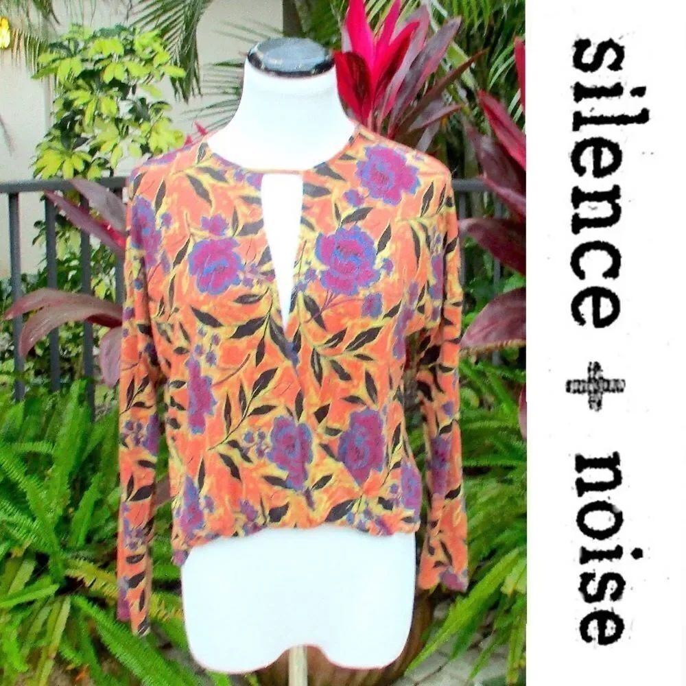 🍍3/$15🍍Silence + Noise Surplice Floral Top